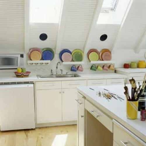 grenier cuisine blanc éléments colorés fenêtre