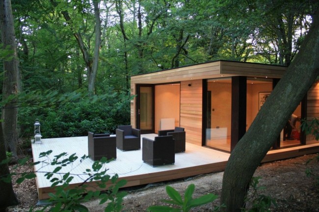 Kleines modernes Haus mit großer Terrasse zum Entspannen