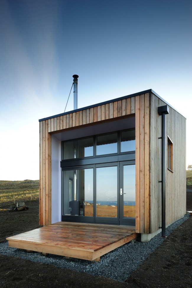 Stilvolles Kompakthaus aus hellem Holz passt perfekt in ein kleines Grundstück