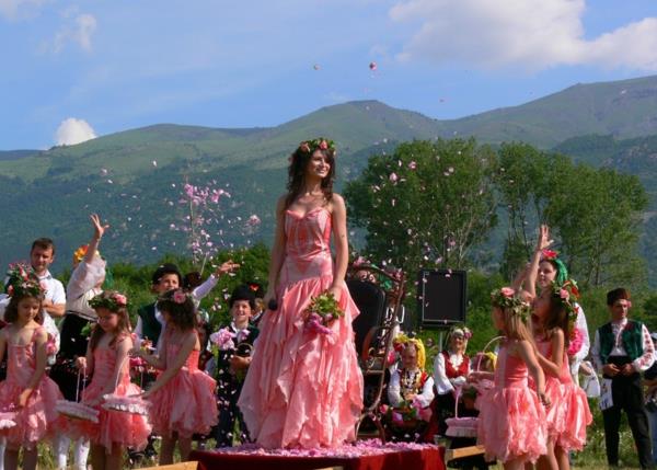 festiwal róży damasceńskiej w Bułgarii