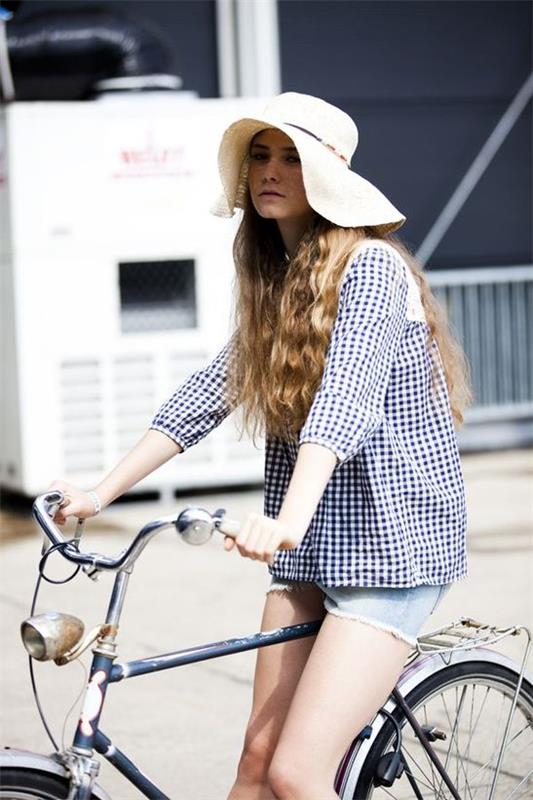 dame avec chapeau de soleil sur le vélo