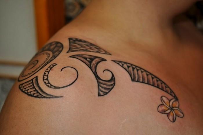 dames maori tatouage idée épaule