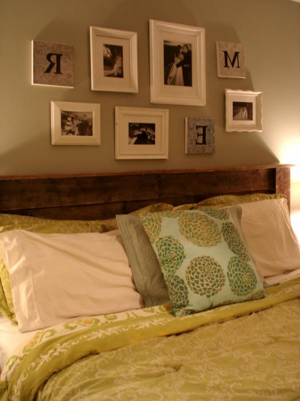 la tête de lit parfaite se retrouve dans de nombreuses images en bois sombre avec des nuances de vert