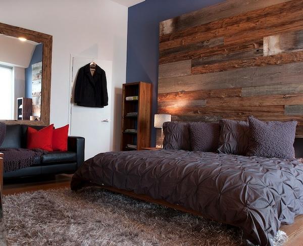 la tête de lit parfaite peut être trouvée haute et large à partir de planches de bois grossières