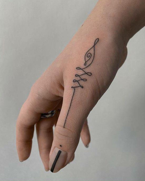tatuaż kciuka unalome tatuaż