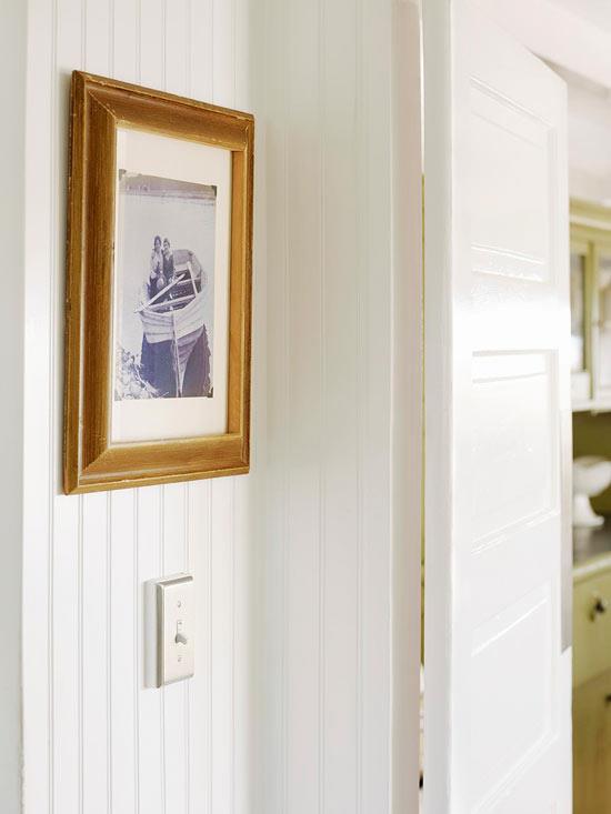 deco pomysły dom vintage biała ściana ramka na zdjęcia drewno zdjęcie