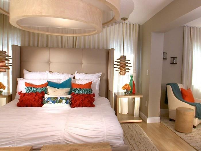 pomysły na dekoracje sypialnia rzucać poduszkami duża lampa