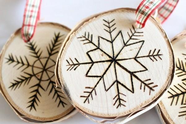 ozdoba z drewnianymi krążkami stwórz własne ozdoby choinkowe płatki śniegu