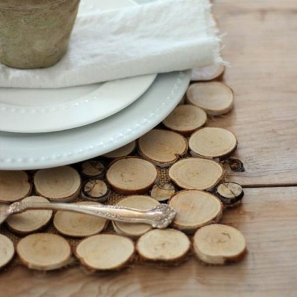 dekoracja z drewnianymi krążkami samodzielnie wykonuje ozdoby na stół i podstawki