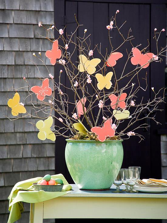deco wielkanocne motyle pomysł drzewo wazon kolorowa świeża dekoracja na Wielkanoc