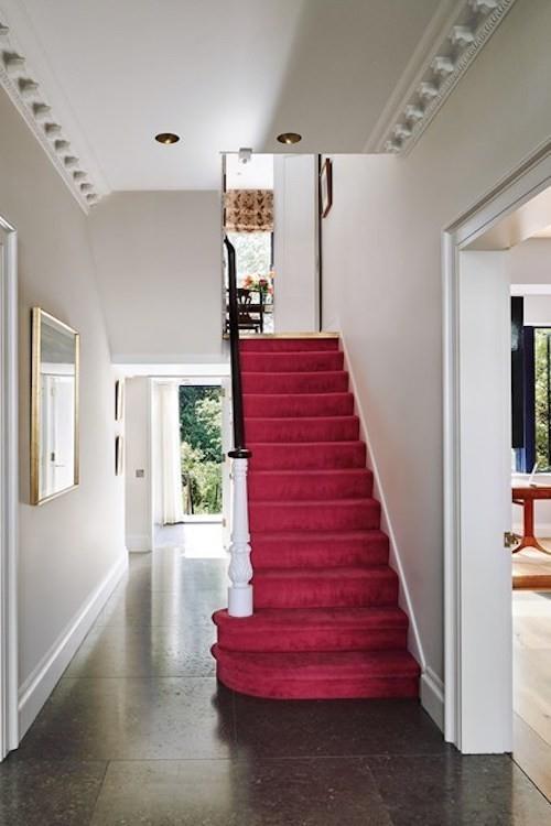 idées de déco pour le couloir tapis rouge escaliers