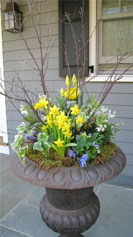 pomysły dekoracyjne wiosenne kwiaty udekoruj wejście