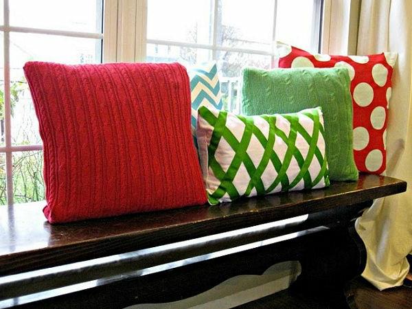 coussin décoratif en pull rouge et vert