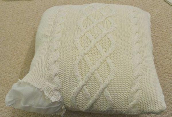 coussin tricoté et blanc