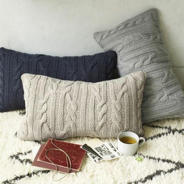 coussins faits de chandails tricotés qui sont confortables et chauds