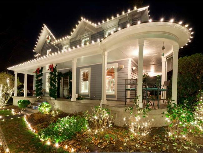 Die Silvesterdekoration der Fassade des Hauses kann Sie für die richtige Atmosphäre im Haus sorgen.