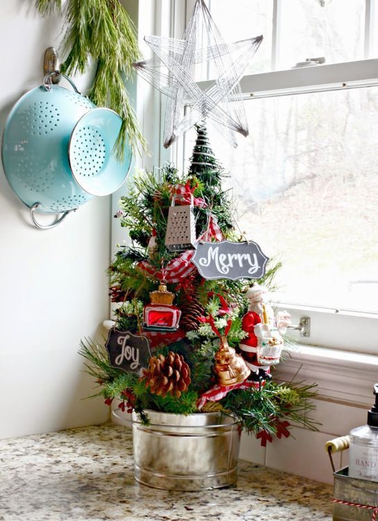 Auf der Fensterbank in der Küche kann ein kleiner Deko-Weihnachtsbaum aufgestellt werden