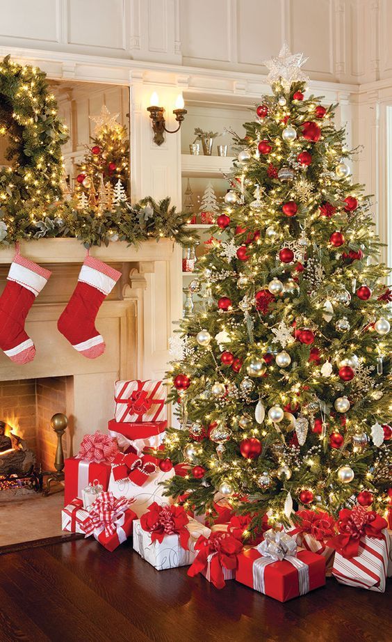 Der Weihnachtsbaum im Jahr des Hahns soll mit vielen hellen Lichtern funkeln und mit verschiedenen Kugeln geschmückt sein
