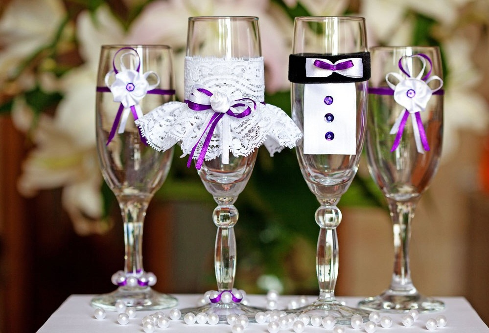 DIY kreativní dekorace brýlí pro novomanžele
