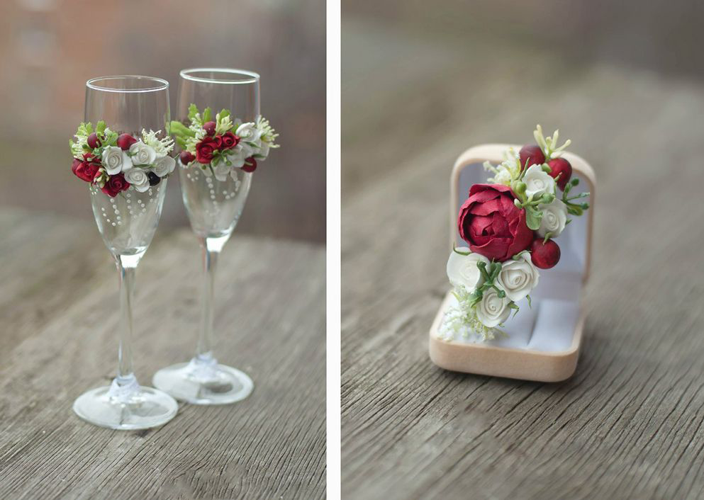 Brýle a boutonniere ženicha jsou vyzdobeny ve stejném stylu