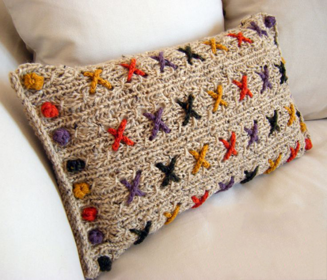 Плетена калъфка с многоцветен печат