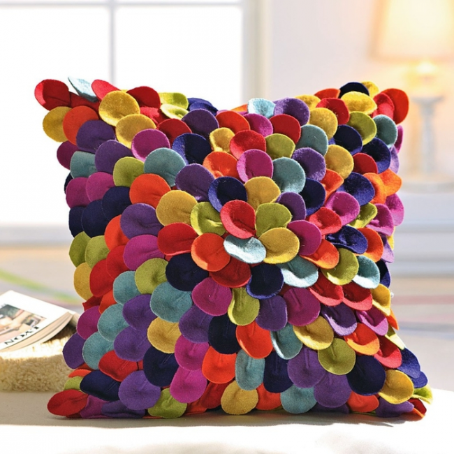 Цветна възглавница от ярки филцови венчелистчета