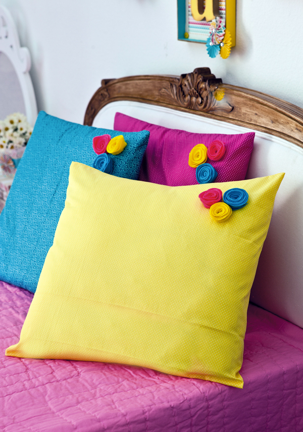 Ярки калъфки за възглавници, украсени с малки многоцветни пъпки