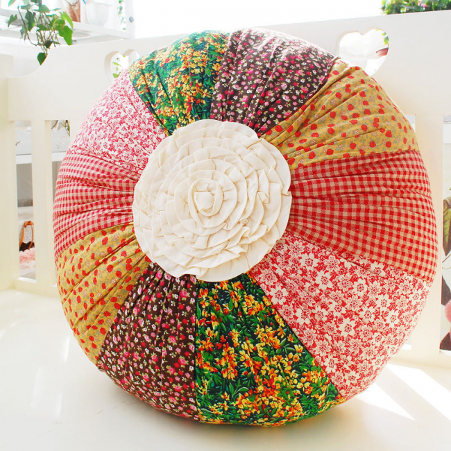 Голяма възглавница, изработена от парчета плат в ярки цветове