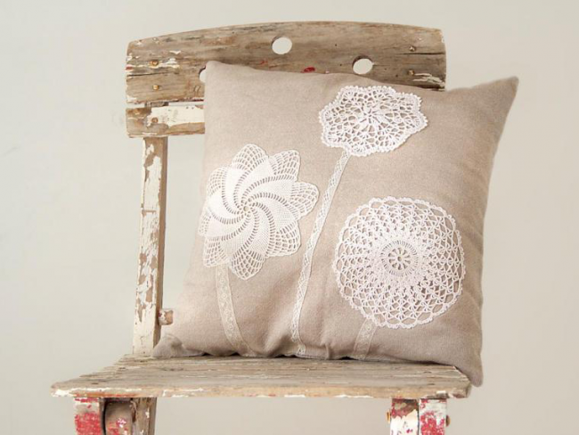 Възглавница, украсена с ретро плетени салфетки