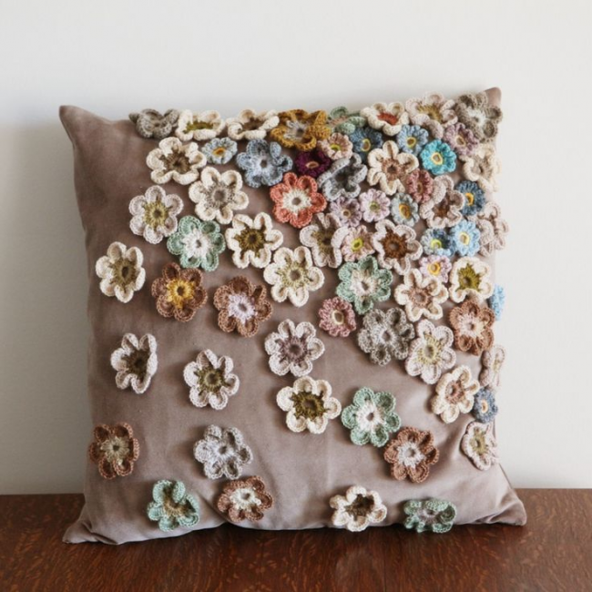 Декор на възглавница с малки цветя, изтъкани от плетене на една кука