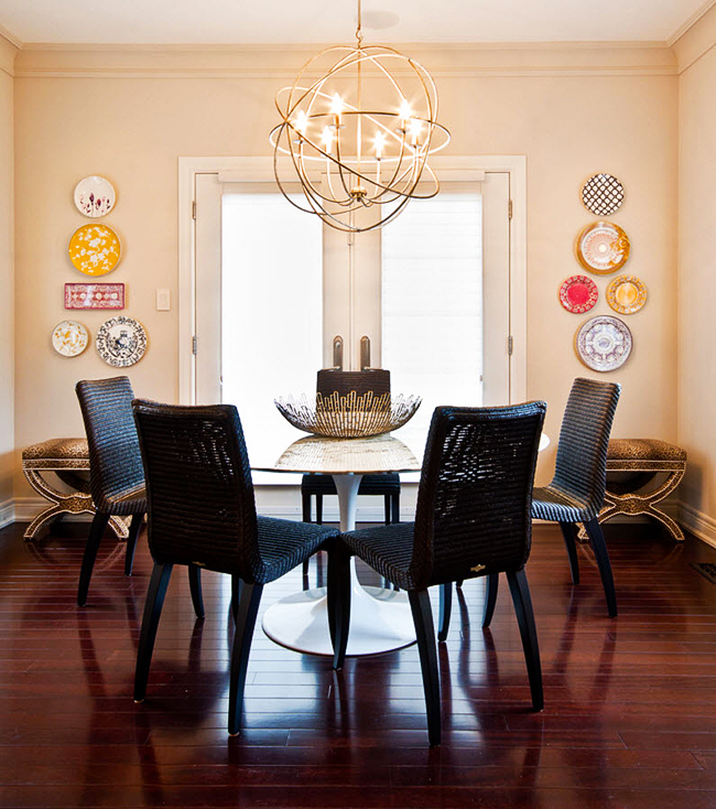 Die symmetrische Anordnung der Teller an der Wand wird das Interieur sowohl klassischer als auch moderner Wohnzimmer perfekt ergänzen.