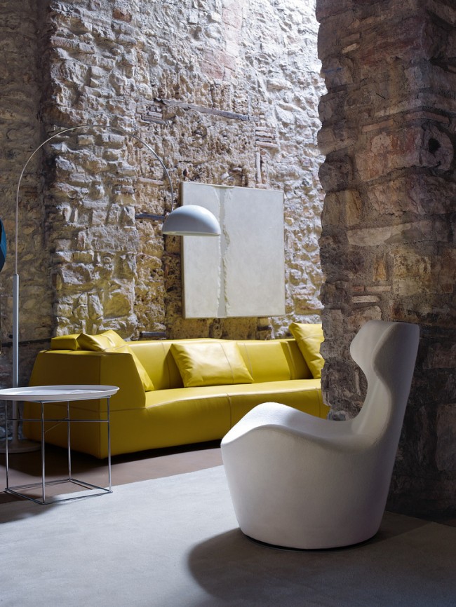 Зашеметяващ, свеж въздух с интериор с дизайнерски мебели от B & amp; B Italia (диван Bend - Patricia Urquiola, фотьойл Piccola Papilio - Naoto Fukasawa) и стени, изцяло покрити с декоративен камък