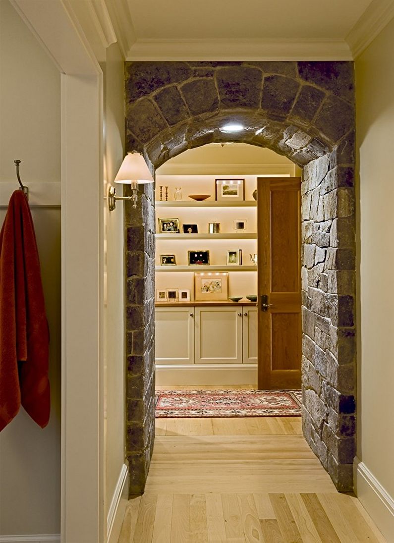 Dekorativní kámen v interiéru chodby - foto