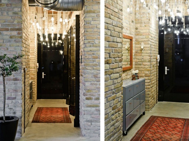 Úzká vstupní hala standardního bytu se světlými cihlovými zdmi a efektním stropním osvětlením