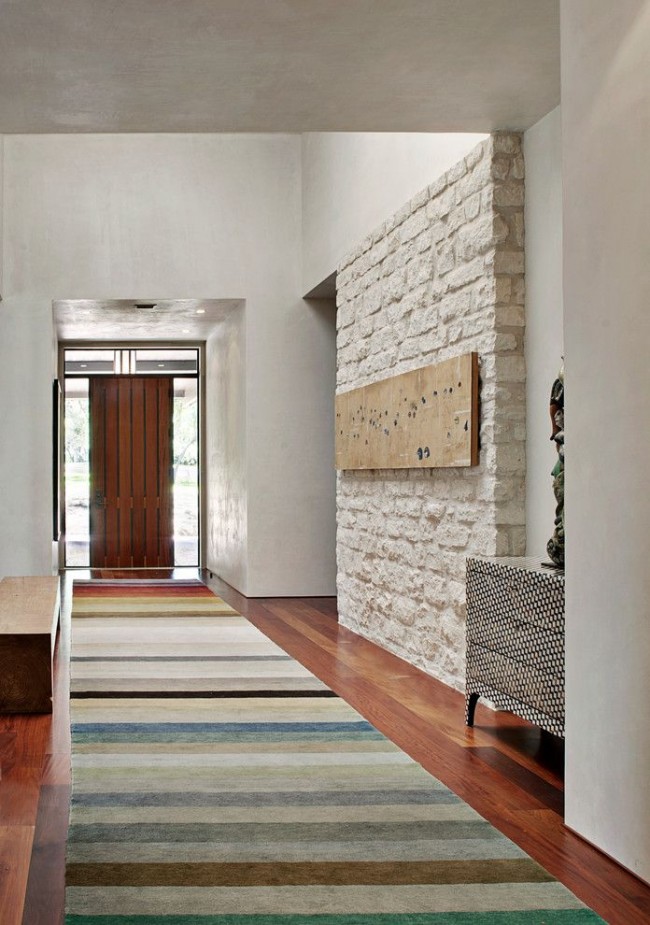 Jedna zeď z dekorativního kamene je nejviditelnější ozdobou chodby.