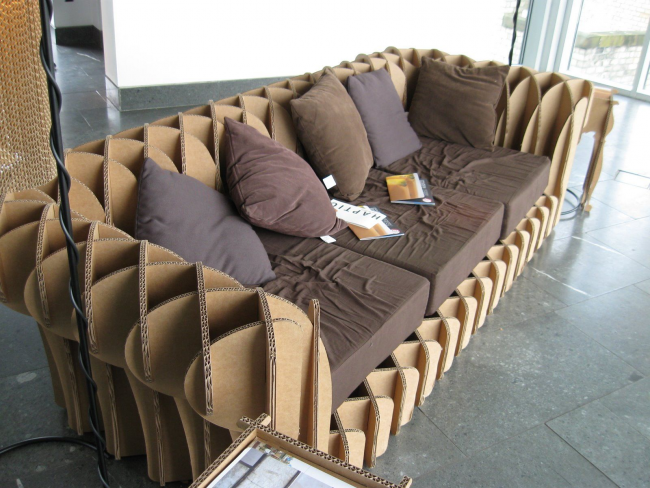 فكرة الأريكة من مواد الخردة