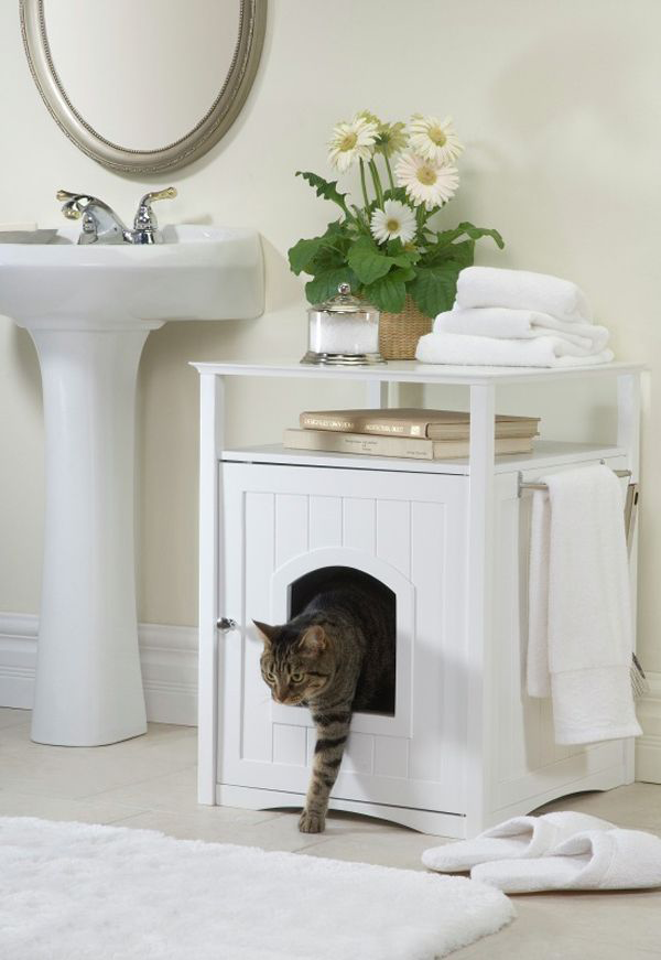 Skříň v koupelně, vybavená kočičím příbytkem
