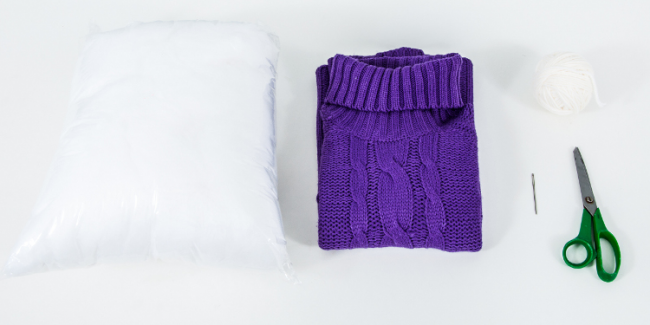 Možnost 2: Látkové lehátko lze vytvořit pomocí starého pleteného svetru, polstrovaného polyesteru, nůžek, jehel a nití