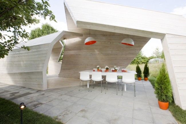 Stilvoller weißer Pavillon aus Holz wird Ihre Gäste immer wieder in Erstaunen versetzen