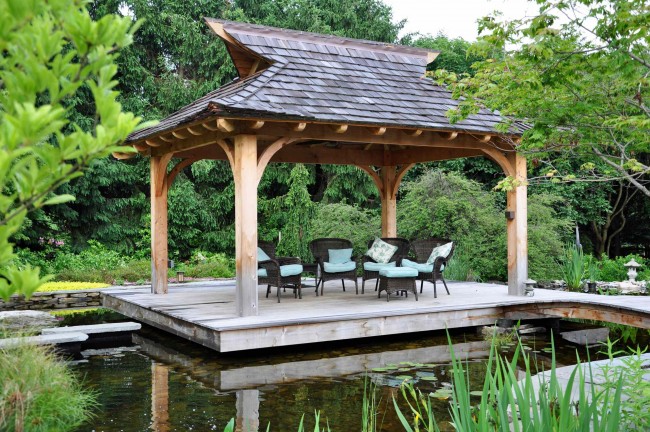 Ein Pavillon aus Holz passt perfekt in Ihre Landschaftsgestaltung