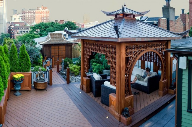 Pavillon im orientalischen Stil auf dem Dach eines Hochhauses
