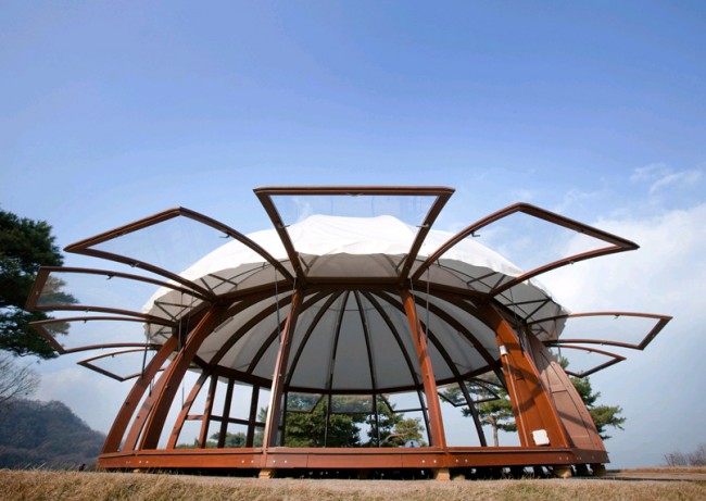 Ganzjahres-Holzpavillon. Türen mit Moskitonetzen drin lassen sich hochklappen