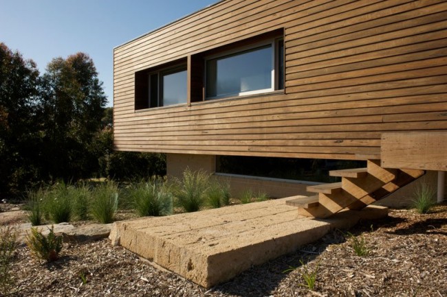 Dřevěné domy z profilovaného dřeva. Dřevěný trám je materiál, který příliš neomezuje ve výběru architektonického řešení domu