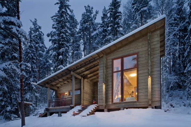 Dřevěné domy z profilovaného dřeva. Dřevěný dům z tyče o tloušťce 200 mm a dvoukomorových kovových plastových oken je kombinací dostatečnou k tomu, aby se předešlo problémům s vytápěním v našich klimatických podmínkách