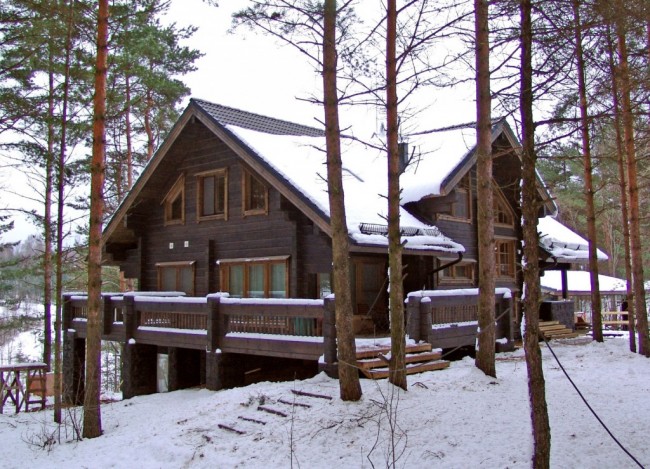Dřevěné domy z profilovaného dřeva. Běžné a praktické uspořádání dřevěných domů zahrnuje odstranění osobních prostor (ložnice, kanceláře) do horního patra