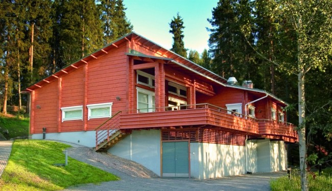 Dřevěné domy z profilovaného dřeva. Domy ze dřeva jsou nutně ošetřeny impregnacemi, které chrání před rozpadem a dřevokazným hmyzem. Kromě transparentního laku proti tomu může dodatečně chránit barevný nátěr barvou.