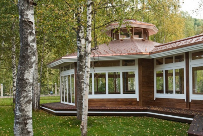 Dřevěné domy z profilovaného dřeva. Zimní zahrady a teplé přechody mezi domem a dalšími budovami na místě jsou také postaveny z profilovaného dřeva.