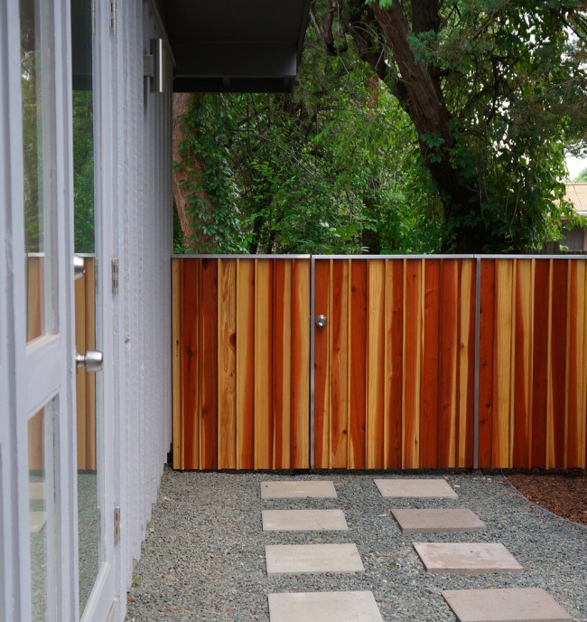 Holzzäune und Zäune für das Haus. Ein natürliches Holzmuster ist nicht weniger schön als ein Muster auf Naturstein oder künstlichen Mustern