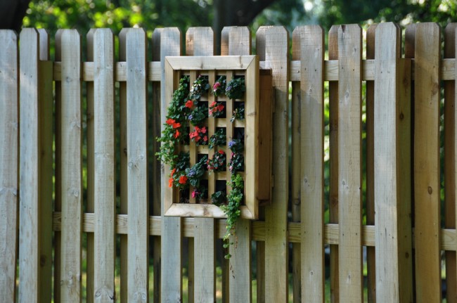 Holzzäune und Zäune für das Haus. Ein abgedunkelter unlackierter Baum hat seinen eigenen Chic, solche Zäune sehen in einem insgesamt rustikalen Design gut aus