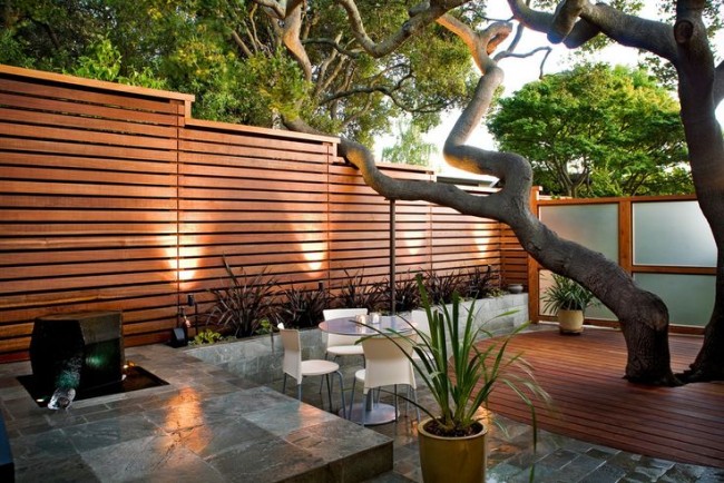 Holzzäune und Zäune für das Haus. Ein Holzzaun wird den Charme natürlicher Materialien in der Außengestaltung am besten ergänzen
